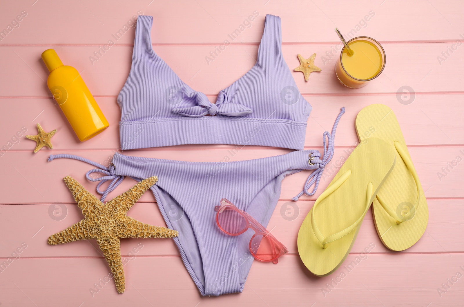 Flat lay composition with beach objects on pink wooden background Photo of Flat lay composition with beach objects on pink wooden background