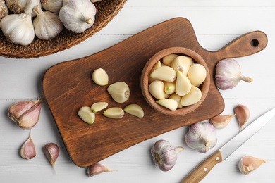 Fresh organic garlic on white wooden table, flat lay Photo of Fresh organic garlic on white wooden table, flat lay