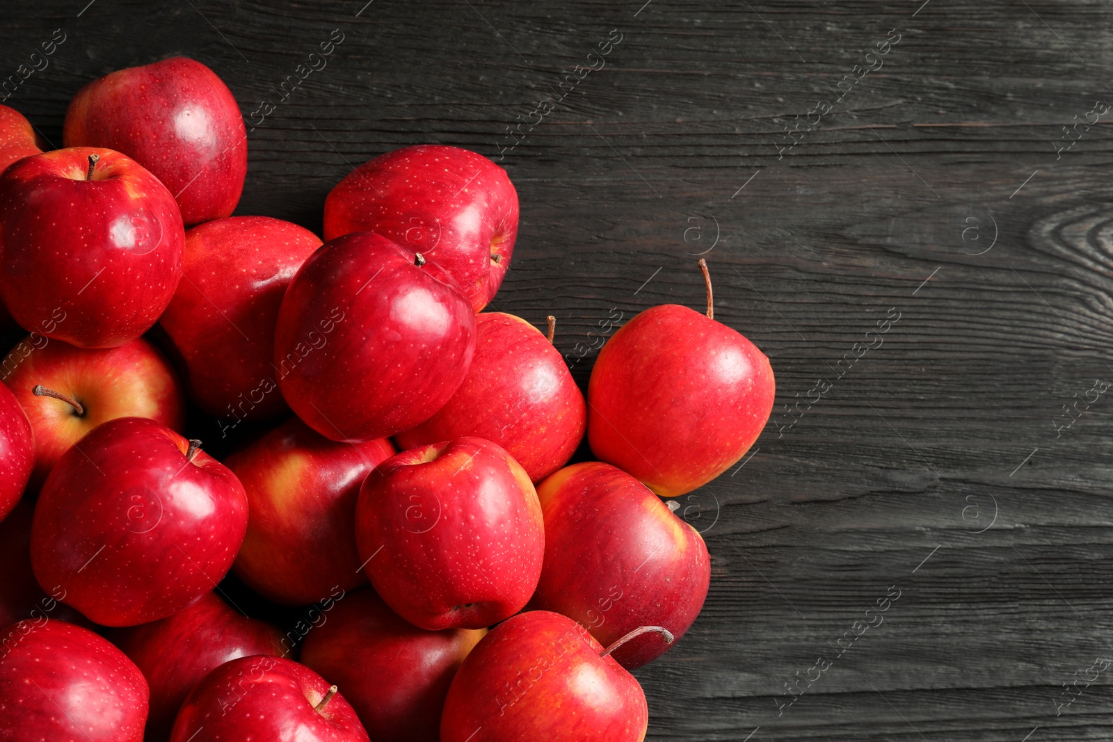 Fresh ripe red apples on wooden background Photo of Fresh ripe red apples on wooden background