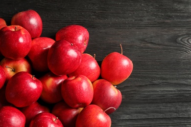 Fresh ripe red apples on wooden background Photo of Fresh ripe red apples on wooden background