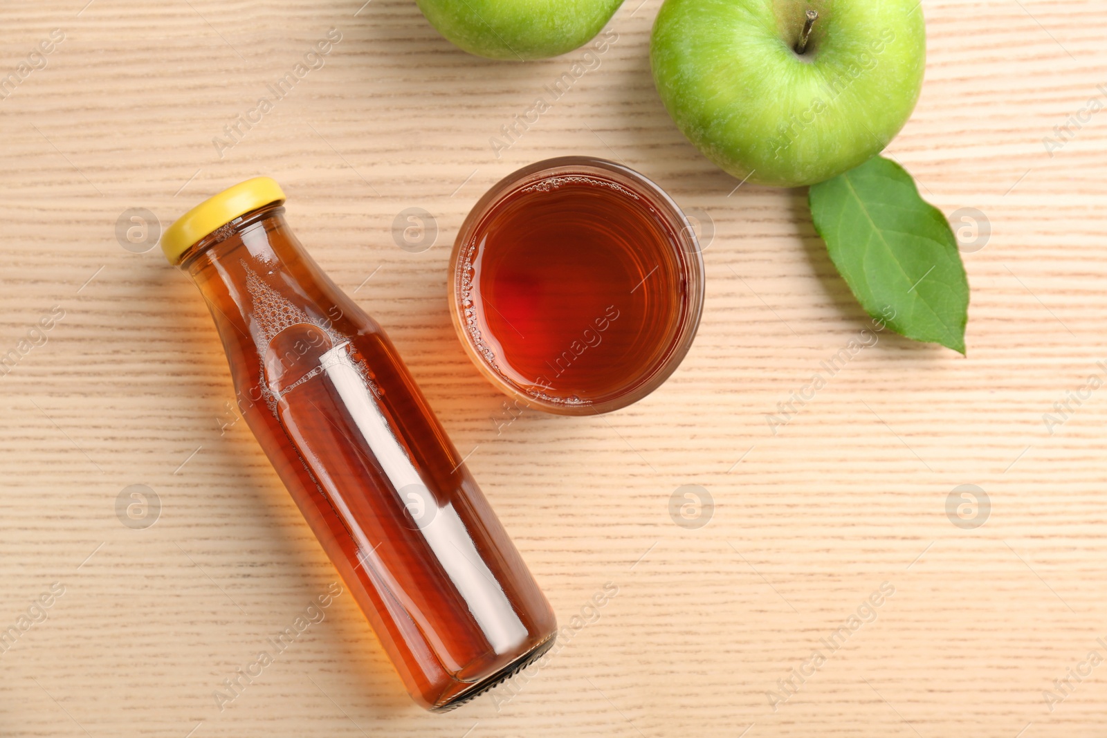 Composition with fresh apple juice on wooden table Photo of Composition with fresh apple juice on wooden table