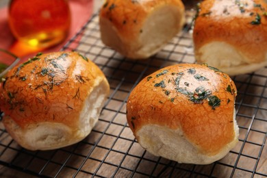 Traditional Ukrainian bread (Pampushky) with garlic on baking grid, closeup Photo of Traditional Ukrainian bread (Pampushky) with garlic on baking grid, closeup