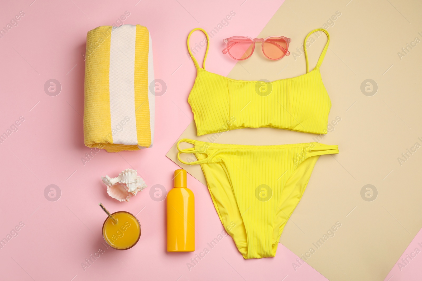 Flat lay composition with beach objects on color background Photo of Flat lay composition with beach objects on color background
