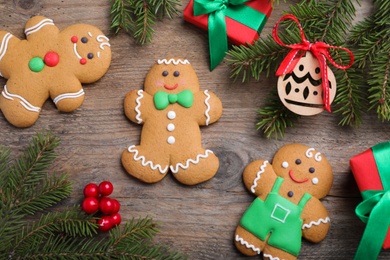 Flat lay composition with gingerbread men on wooden table Photo of Flat lay composition with gingerbread men on wooden table