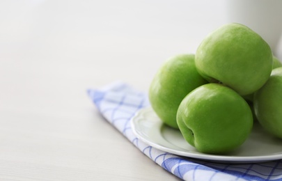 Plate with ripe green apples on table Photo of Plate with ripe green apples on table