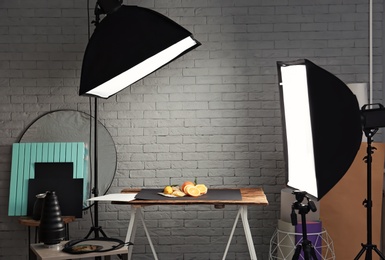Photo studio with professional lighting equipment for shooting food Photo of Photo studio with professional lighting equipment for shooting food