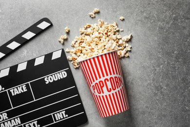 Clapperboard and popcorn on table Photo of Clapperboard and popcorn on table