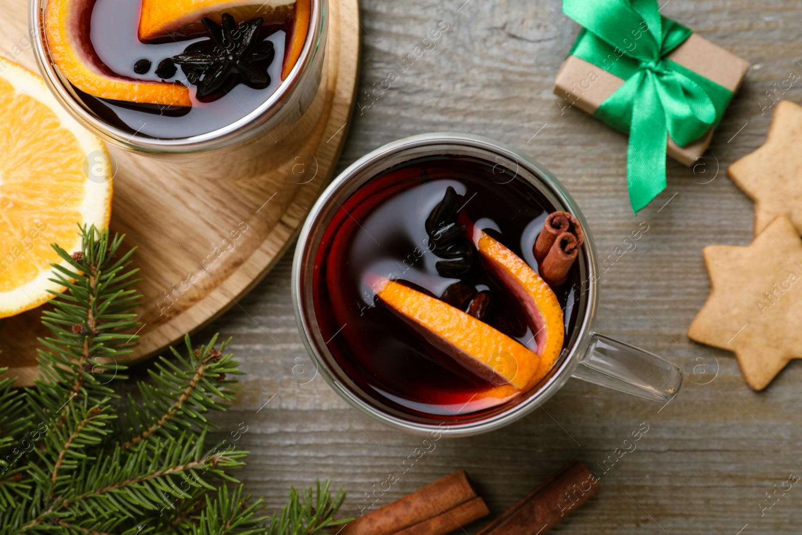 Flat lay composition with aromatic mulled wine on wooden table Photo of Flat lay composition with aromatic mulled wine on wooden table