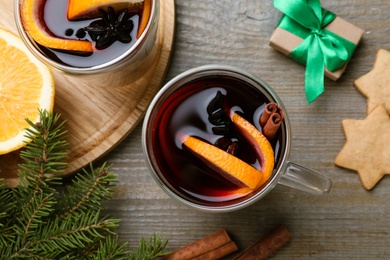 Flat lay composition with aromatic mulled wine on wooden table Photo of Flat lay composition with aromatic mulled wine on wooden table