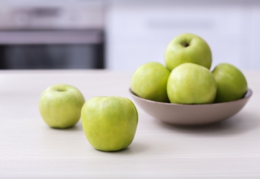 Plate with ripe green apples on table Photo of Plate with ripe green apples on table