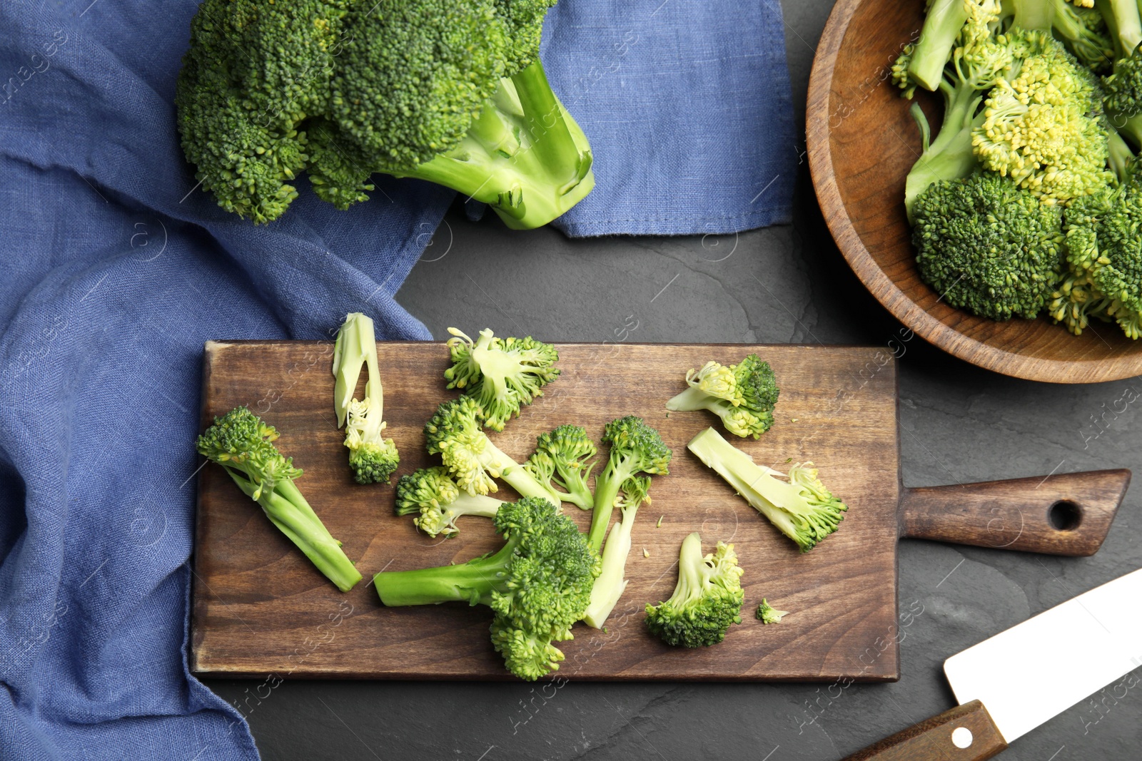 Flat lay composition with fresh broccoli on black table Photo of Flat lay composition with fresh broccoli on black table