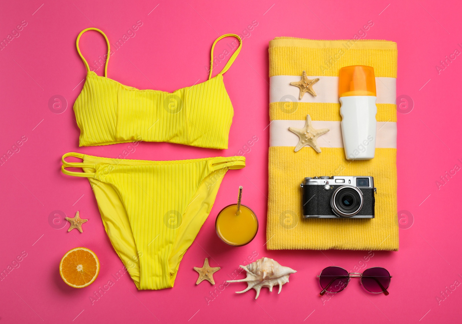 Flat lay composition with beach objects on pink background Photo of Flat lay composition with beach objects on pink background