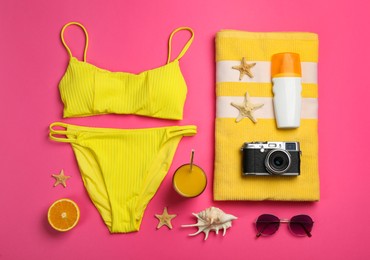 Flat lay composition with beach objects on pink background Photo of Flat lay composition with beach objects on pink background
