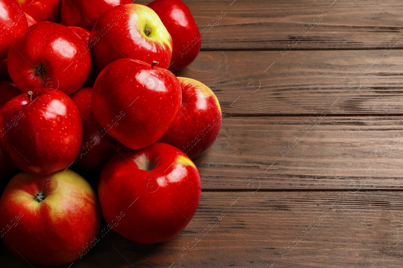 Fresh ripe red apples on wooden background Photo of Fresh ripe red apples on wooden background