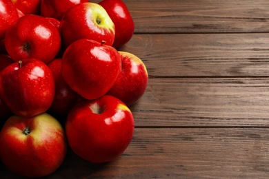 Fresh ripe red apples on wooden background Photo of Fresh ripe red apples on wooden background