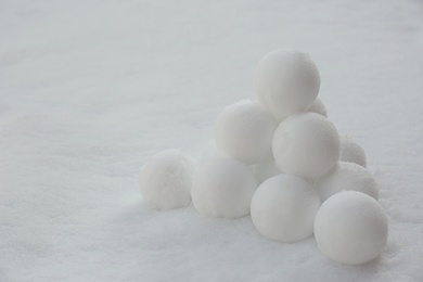 Pyramid of perfect snowballs on snow outdoors Photo of Pyramid of perfect snowballs on snow outdoors