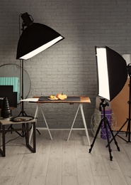 Photo studio with professional lighting equipment for shooting food Photo of Photo studio with professional lighting equipment for shooting food