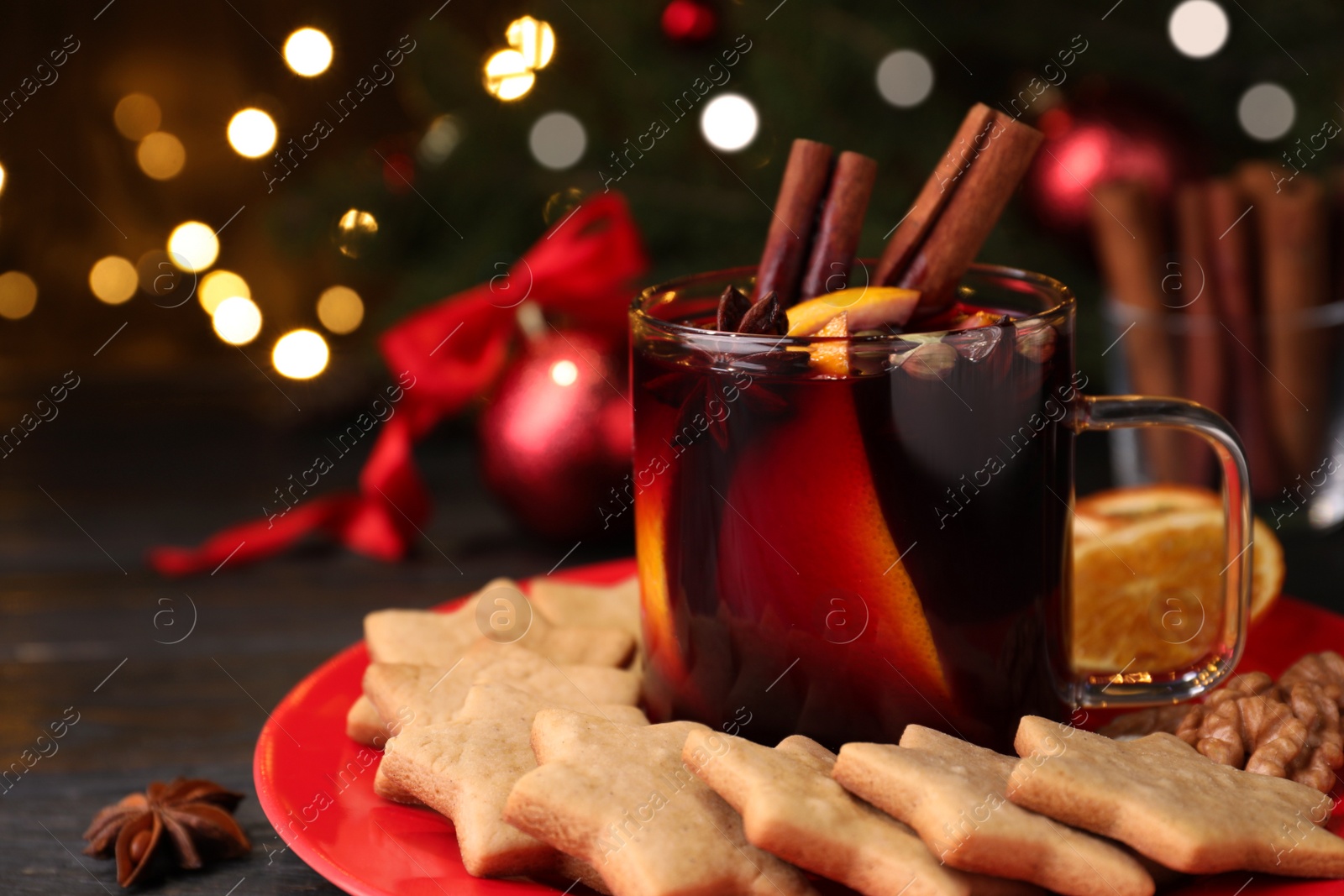 Aromatic mulled wine and cookies on wooden table, closeup Photo of Aromatic mulled wine and cookies on wooden table, closeup