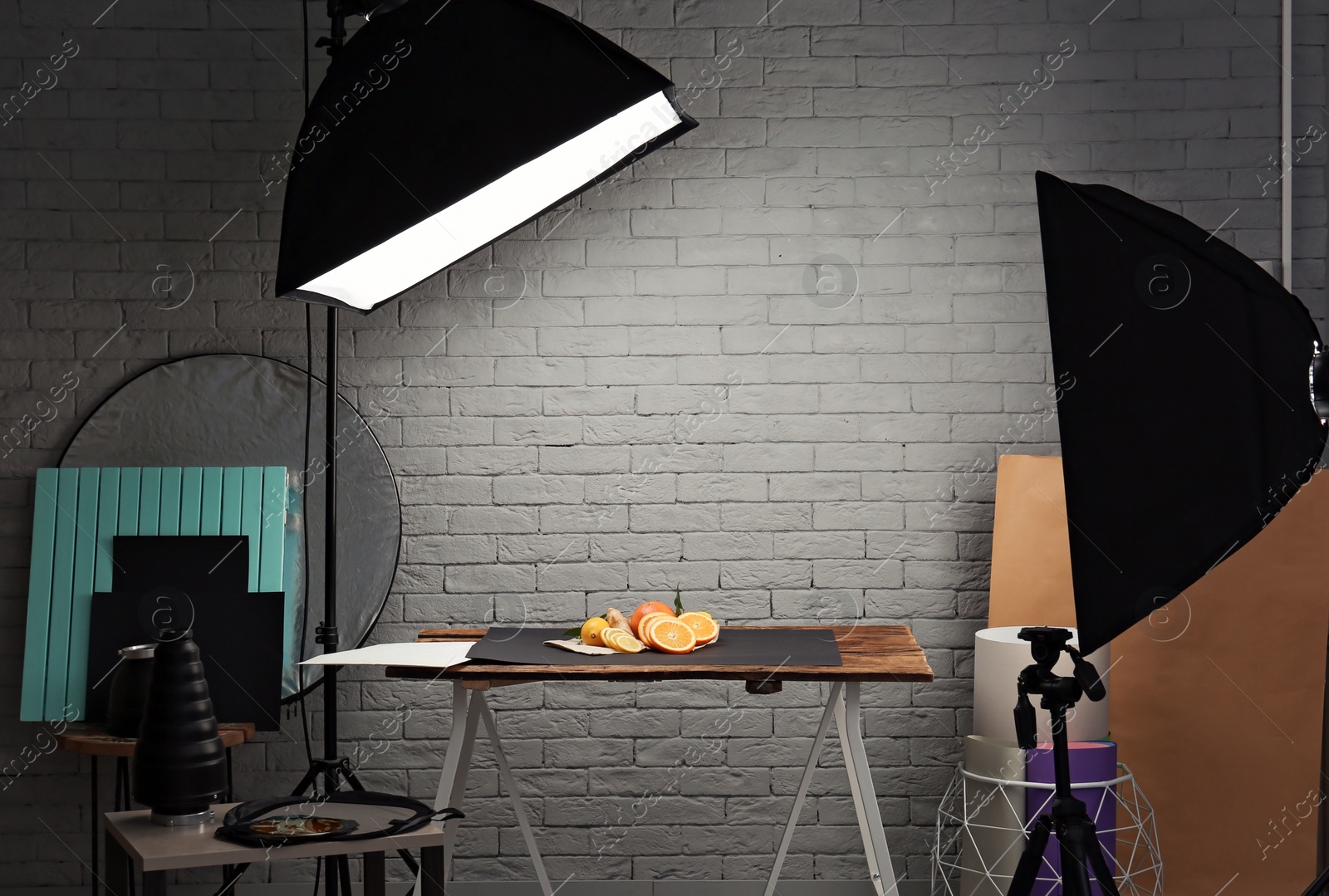 Photo studio with professional lighting equipment for shooting food Photo of Photo studio with professional lighting equipment for shooting food