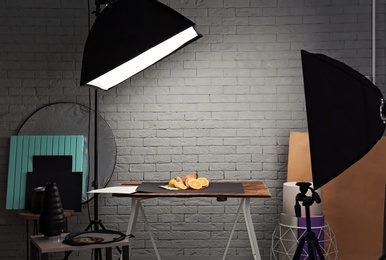 Photo studio with professional lighting equipment for shooting food Photo of Photo studio with professional lighting equipment for shooting food