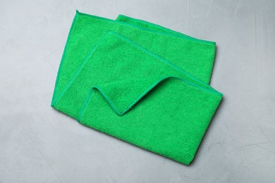 Green microfiber cloth on light grey table, top view Photo of Green microfiber cloth on light grey table, top view