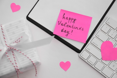 Memory sticker with phrase Happy Valentine's Day on clipboard at table, flat lay Photo of Memory sticker with phrase Happy Valentine's Day on clipboard at table, flat lay
