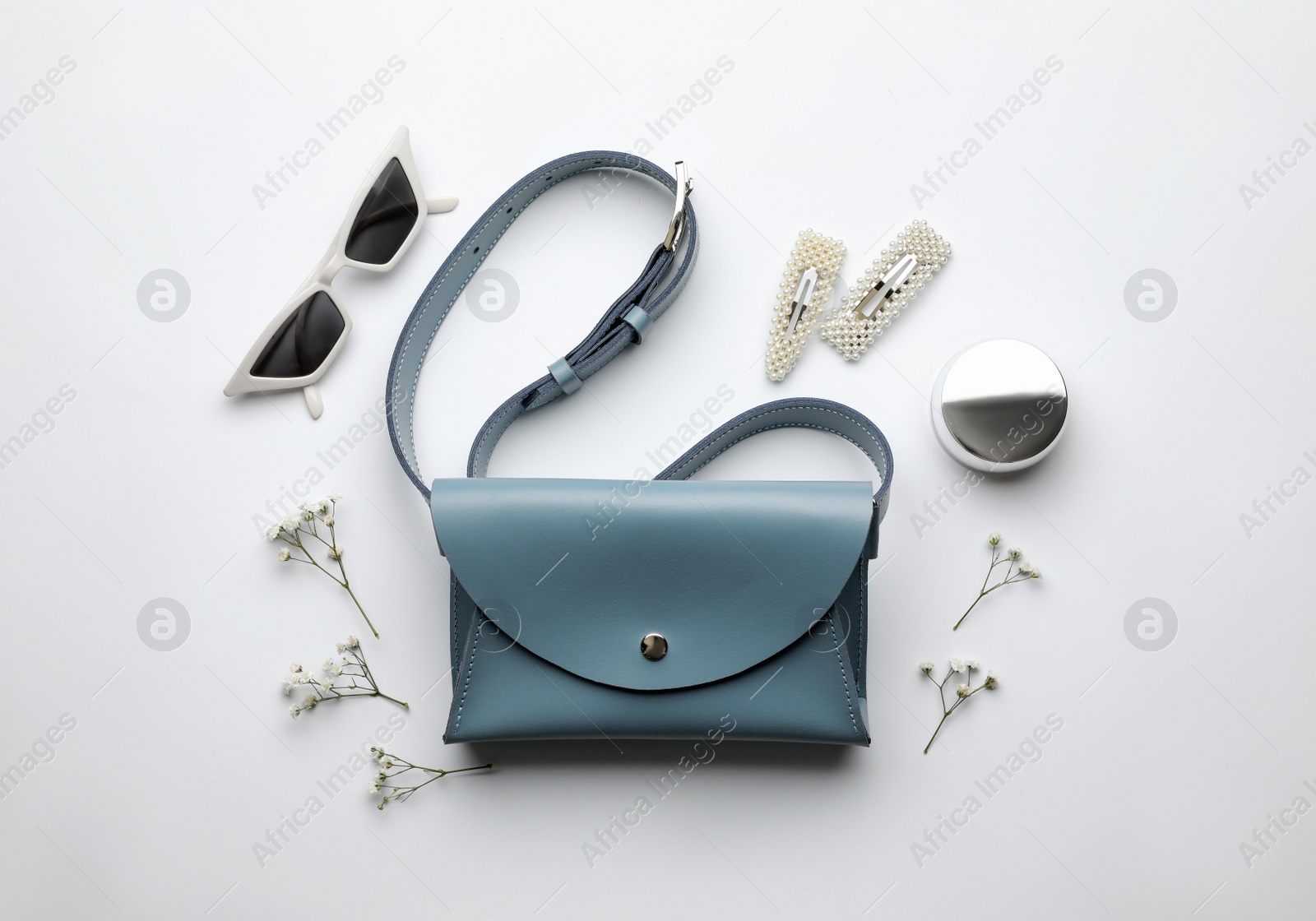 Flat lay composition with stylish woman's bag on light background Photo of Flat lay composition with stylish woman's bag on light background