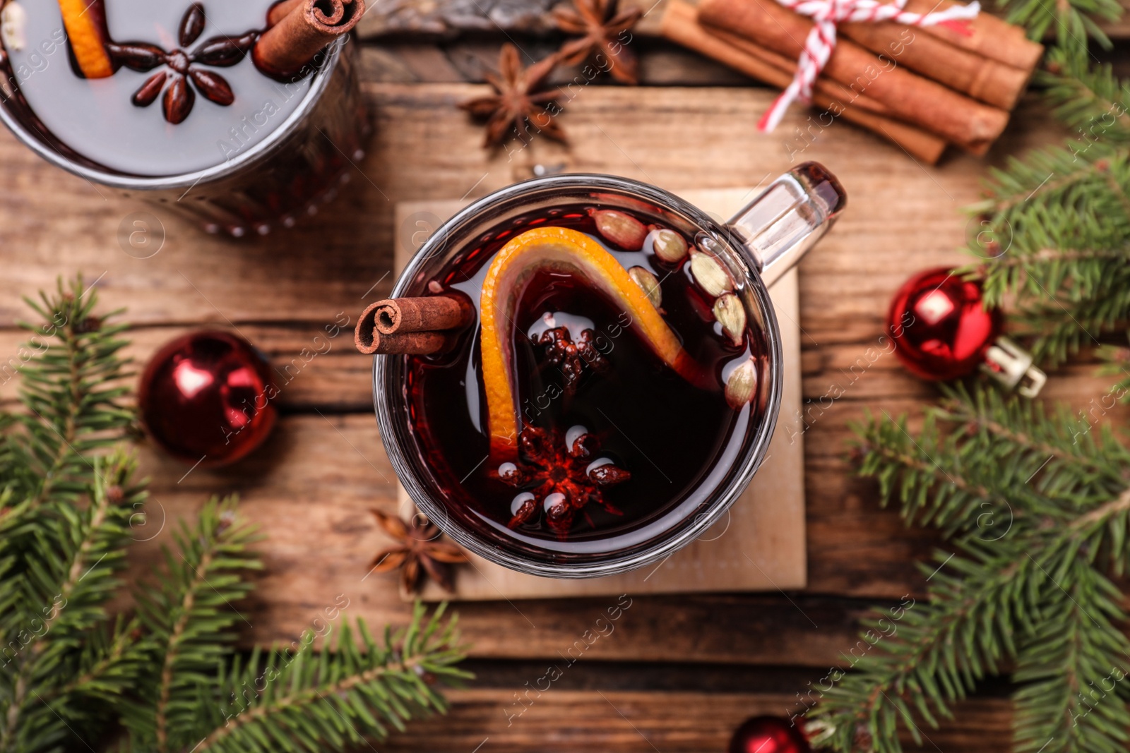 Flat lay composition with aromatic mulled wine on wooden table Photo of Flat lay composition with aromatic mulled wine on wooden table