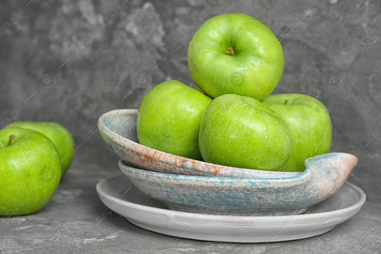 Plate with fresh green apples on table Photo of Plate with fresh green apples on table